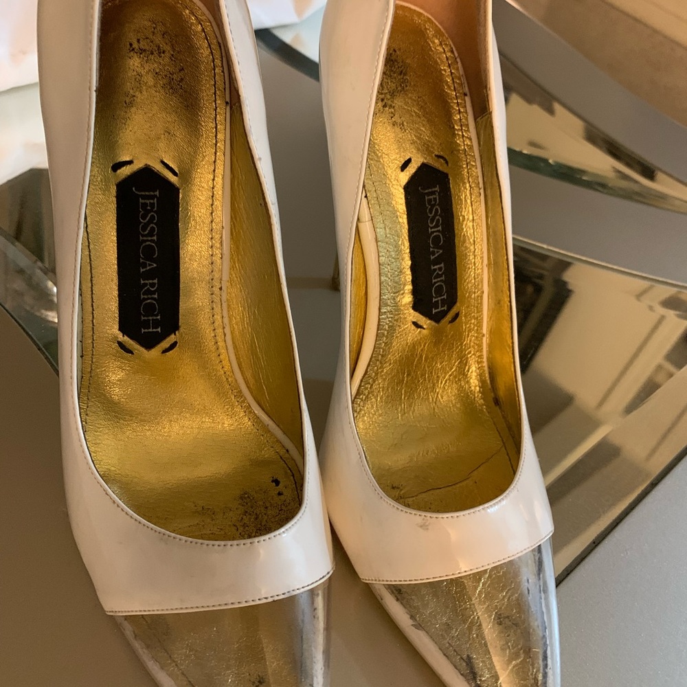 βββ SOLD βββ JESSICA RICH White and Gold pumps Size 10 - Picture 5 of 6